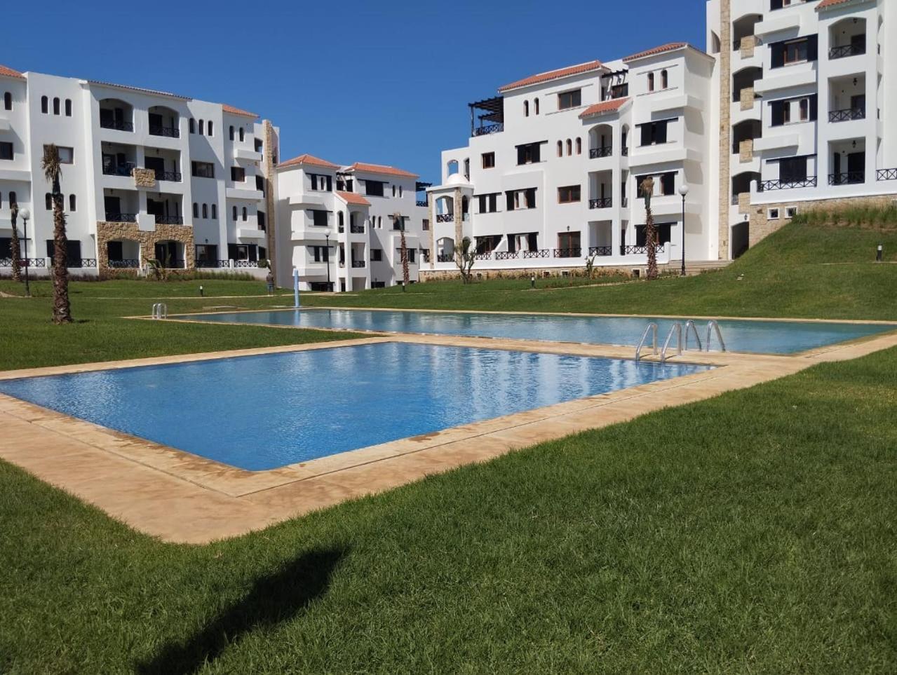Lilac'S Garden Vue Piscine M'dik Luaran gambar