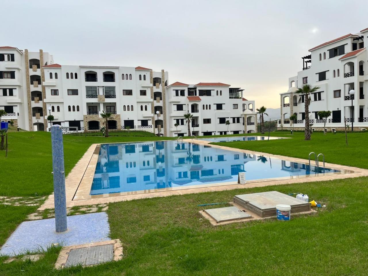 Lilac'S Garden Vue Piscine M'dik Bilik gambar