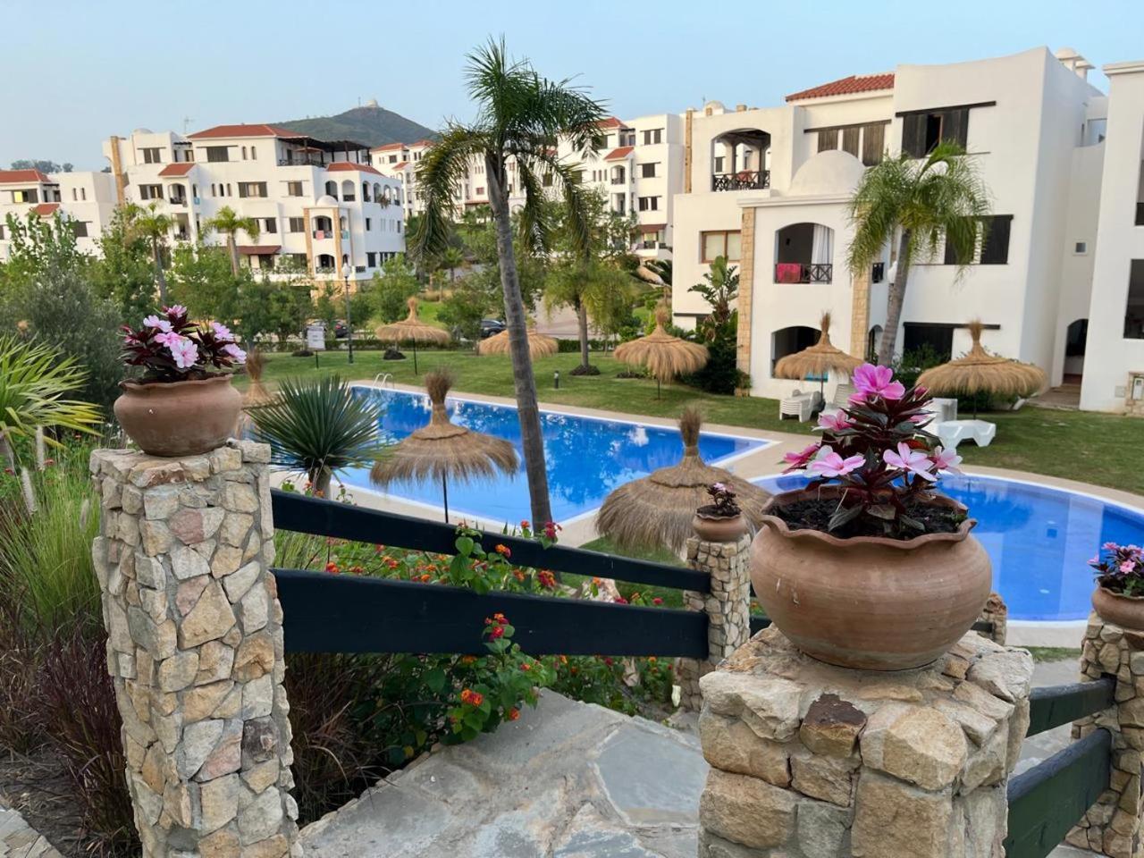 Lilac'S Garden Vue Piscine M'dik Bilik gambar